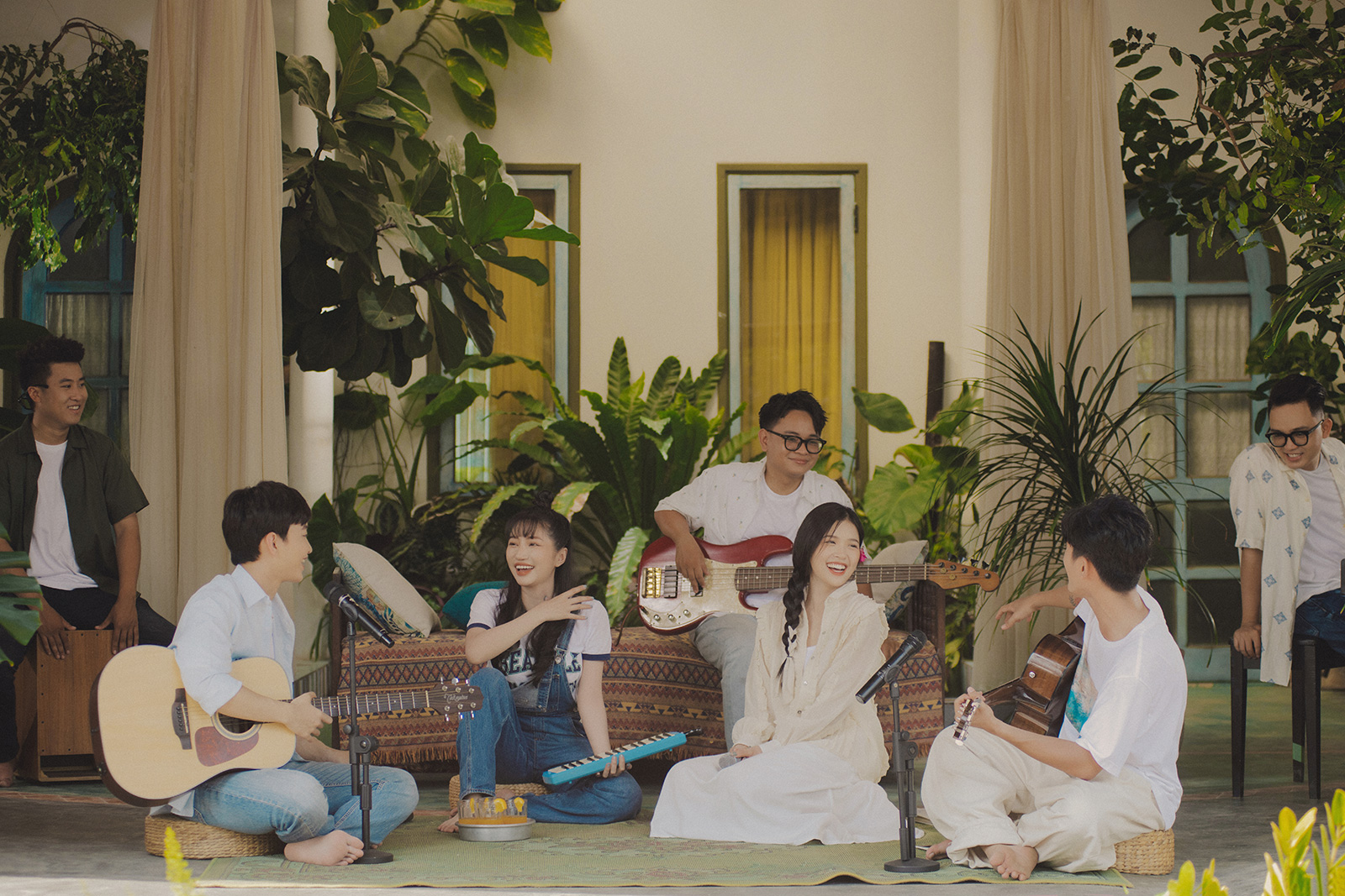 Hương mùa hè là series âm nhạc với sự tham gia của 4 nghệ sĩ: Suni Hạ Linh, Hoàng Dũng, Orange và Greud. 