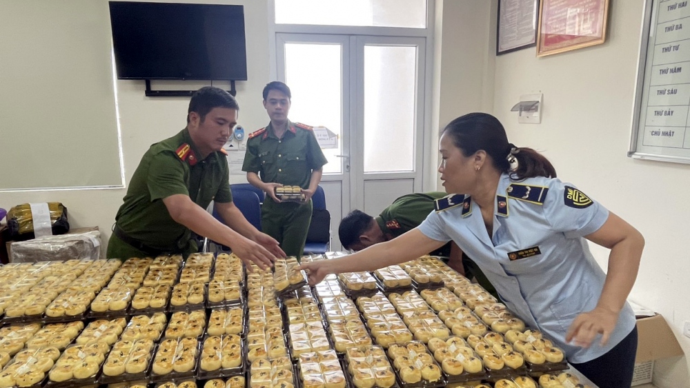 Cục QLTT TP Hà Nội phát hiện, tạm giữ 1.800 chiếc bánh Trung thu không rõ nguồn gốc, xuất xứ - Ảnh: DMS