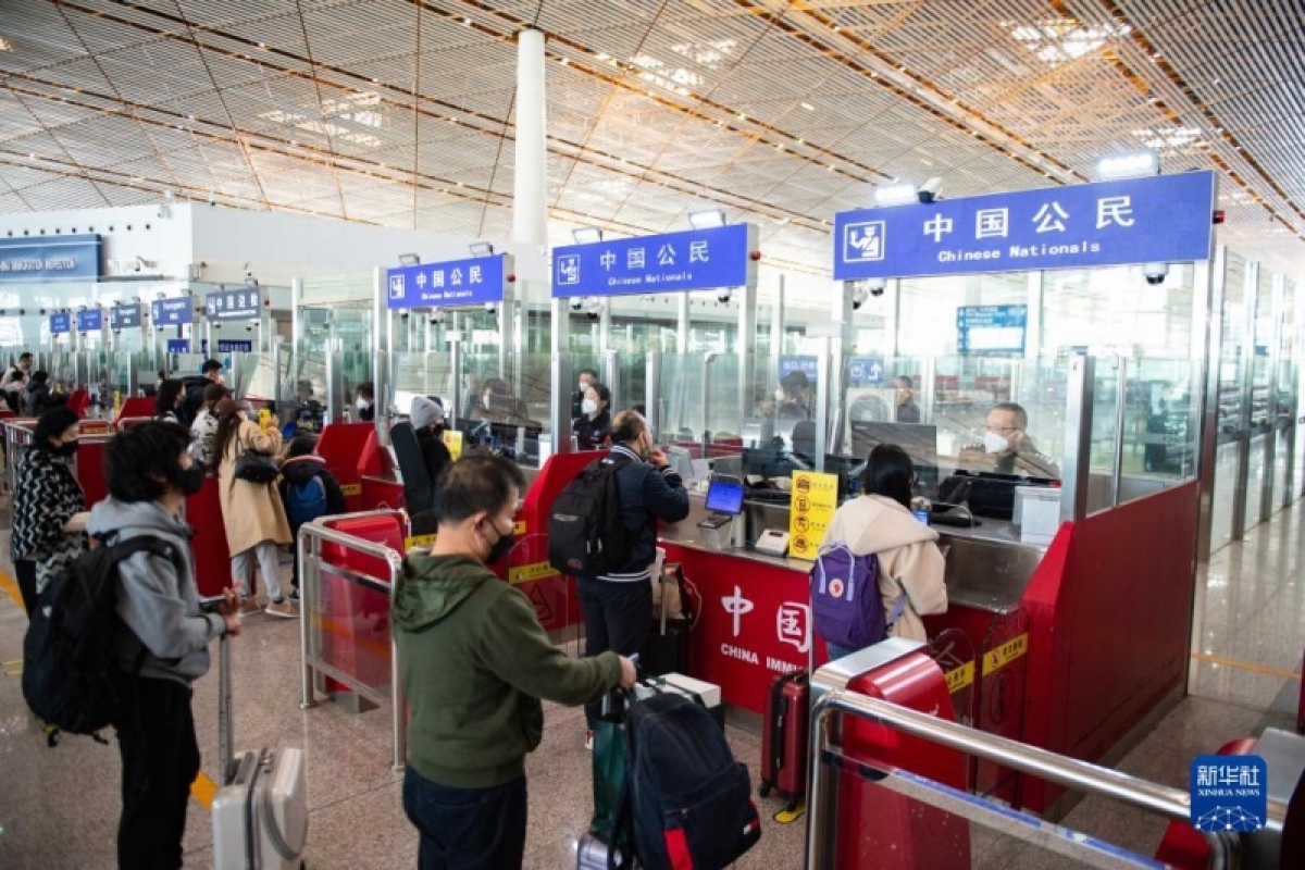 Người dân Trung Quốc làm thủ tục tại sân bay.