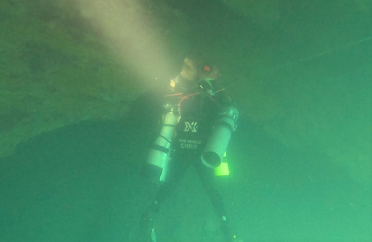 Các nhà khoa học bơi trong lòng sông được phát hiện ra trong hang Sơn Đoòng. (Ảnh: TP)