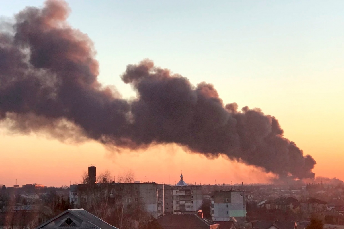 Khói bốc cao sau một vụ nổ ở miền Tây Ukraine. Ảnh: AP.