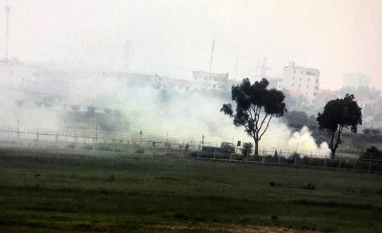Khói đốt rơm rạ sát hàng rào sân bay Nội Bài vào trưa 15-9 - Ảnh chụp lại từ hình ảnh camera giám sát của sân bay Nội Bài