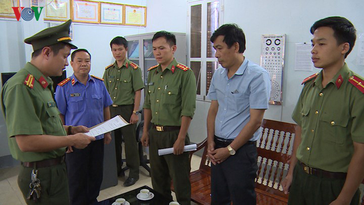 Khởi tố bị can và bắt tạm giam với Đặng Hữu Thủy, SN 1964, Phó Hiệu trưởng trường PTTH Tô Hiệu, ủy viên tổ chấm thi trắc nghiệm.