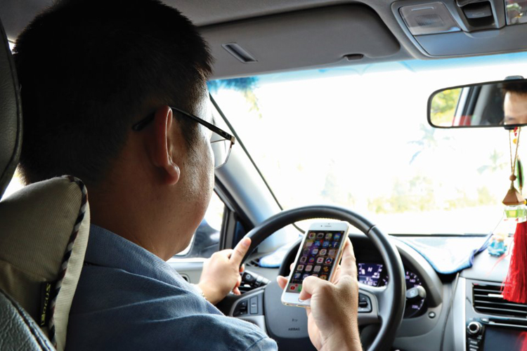 Bộ Công an đề xuất luật hóa cấm dùng điện thoại khi lái ô tô (ảnh minh họa: AFP)