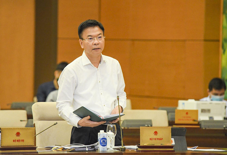 Bộ trưởng Bộ Tư pháp Lê Thành Long báo cáo tại phiên họp Uỷ ban Thường vụ Quốc hội sáng 14/6. Ảnh: Doãn Tấn