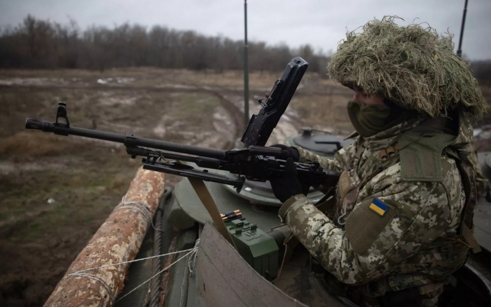 Lính Ukraine bên súng máy trên xe chiến đấu bộ binh ở tỉnh Donetsk. Ảnh: Getty.