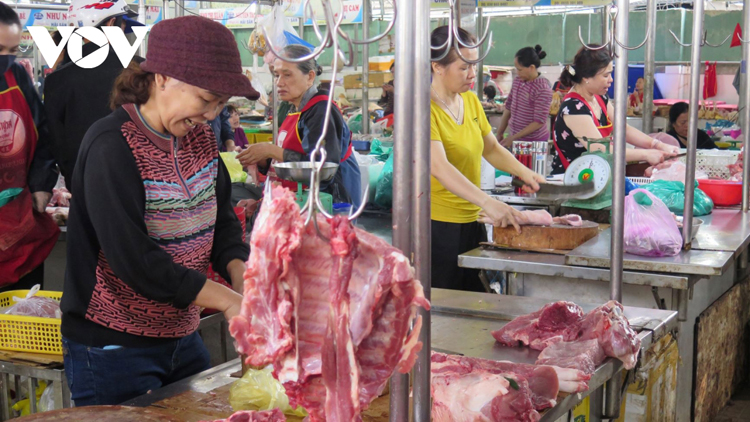 Sản lượng thịt lợn hơi xuất chuồng tăng đảm bảo nguồn cung cho thị trường.