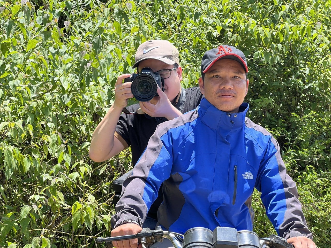 Nhà báo Long Phi (người ngồi sau). 