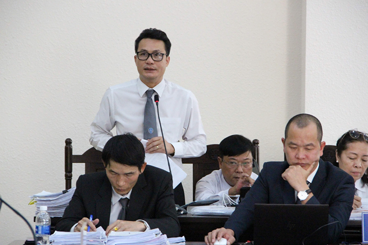 Luật sư Nguyễn Văn Quynh bào chữa cho bị cáo trong một đại án kinh tế (Ảnh do luật sư cung cấp).
