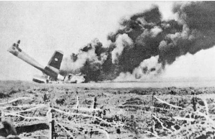 Máy bay B26 của Pháp tại mặt trận Điện Biên Phủ bị lực lượng pháo phòng không 37mm của quân ta bắn rơi. Ảnh: TTXVN