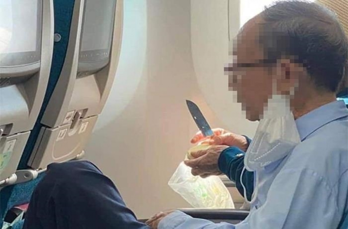 Hình ảnh khách mang dao gọt trái cây trên chuyến bay. (Ảnh từ mạng xã hội)