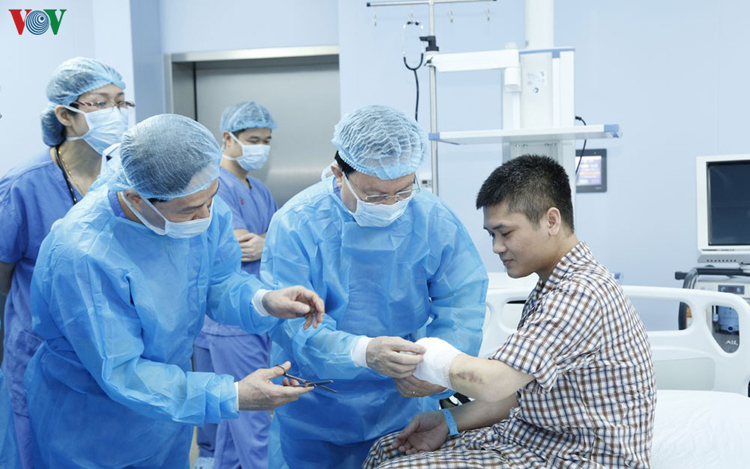 GS.TS Mai Hồng Bàng, Giám đốc Bệnh viện thăm bệnh nhân ghép chi.