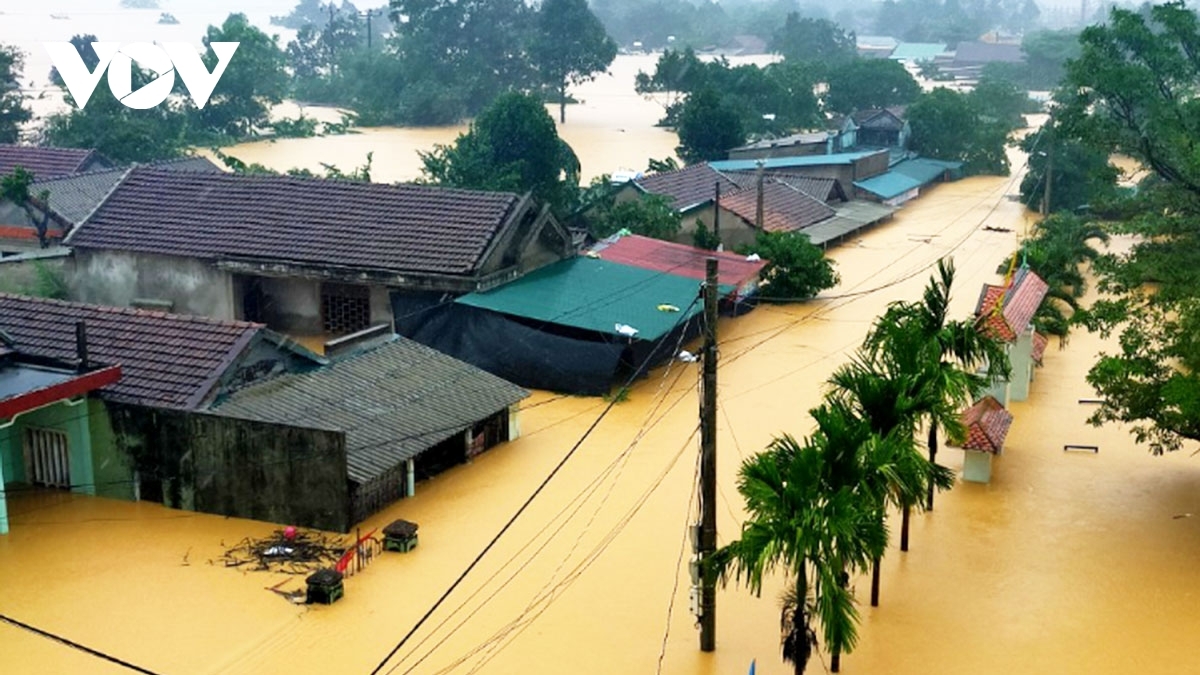 Hàng nghìn ngôi nhà của người dân ở Quảng Trị bị nước lũ nhấn chìm.