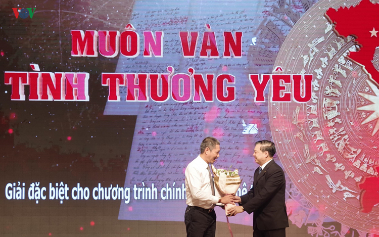 Phó Trưởng Ban Tuyên giáo Trung ương Lê Mạnh Hùng trao Giải Đặc biệt cho nhạc sĩ Trần Nhật Dương, đại diện cho ekip thực hiện chương trình “Muôn vàn tình thương yêu”.