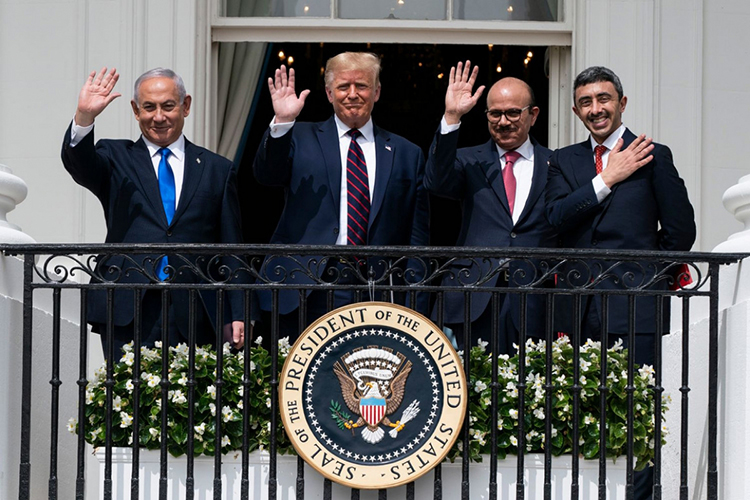 Từ trái qua phải: Thủ tướng Israel Netanyahu, Tổng thống Mỹ Trump, Ngoại trưởng Bahrain Al Khalifa, Ngoại trưởng UAE Zayed al-Nahyan sau lễ ký thỏa thuận. Ảnh: Politico.