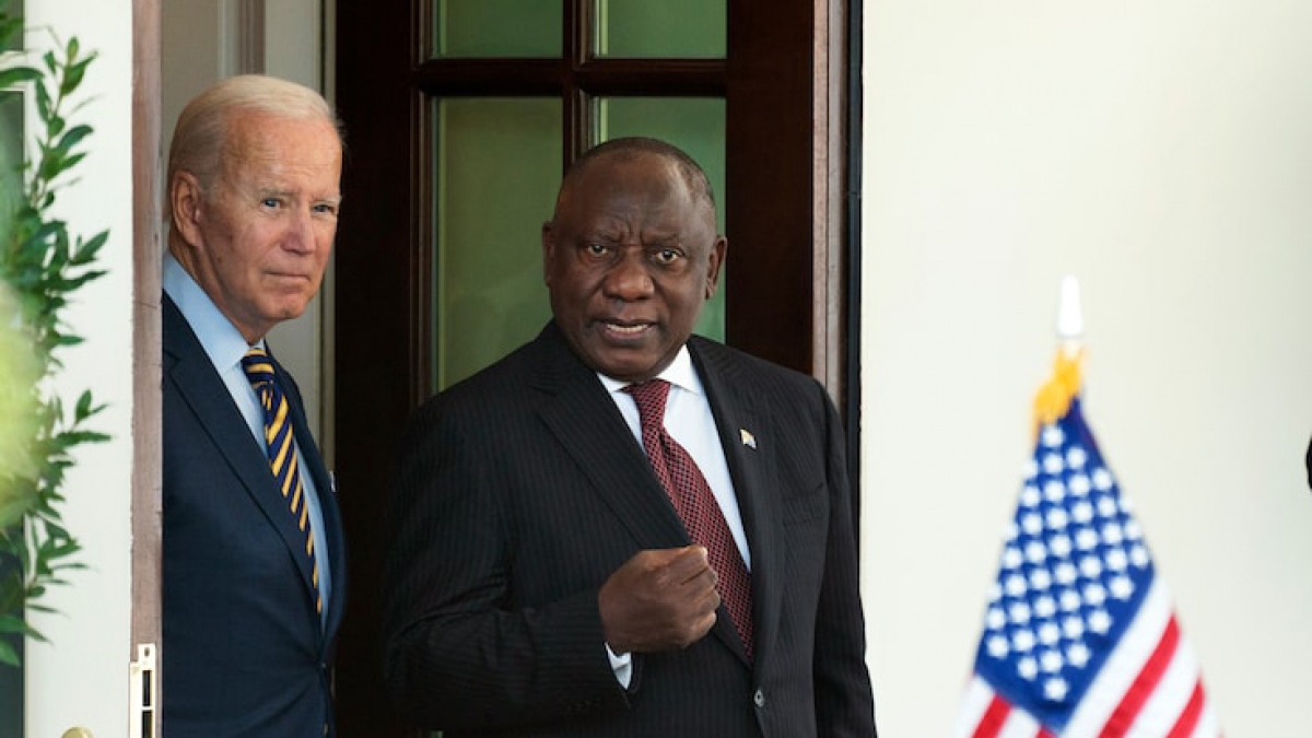 Tổng thống Mỹ Joe Biden trao đổi với Tổng thống Nam Phi Cyril Ramaphosa bên ngoài Nhà Trắng sau cuộc gặp hồi tháng 9/2022. Ảnh: AP