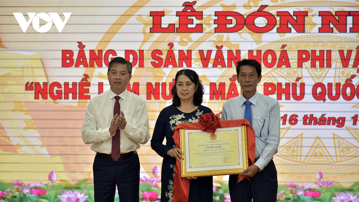 Ông Nguyễn Lưu Trung, Phó chủ tịch UBND tỉnh Kiên Giang đại diện trao Bằng Di sản văn hoá phi vật thể quốc gia đối với nghề làm nước mắm Phú Quốc cho Hội nước nắm Phú Quốc.