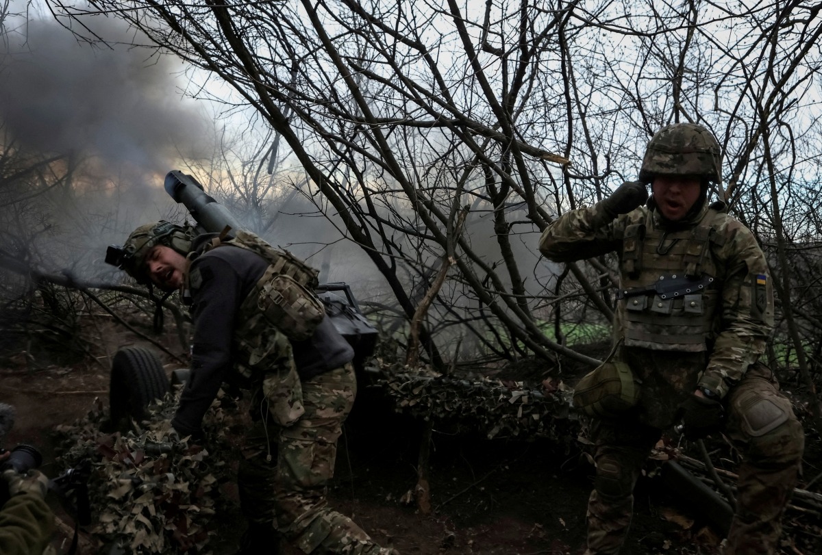 Lực lượng vệ binh quốc gia Ukraine khai hỏa lựu pháo về phía Nga ở khu vực Donetsk. Ảnh: Reuters