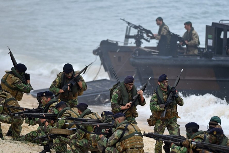 Các binh sĩ NATO trong cuộc tập trận Trident Juncture 2015. Ảnh: AFP.