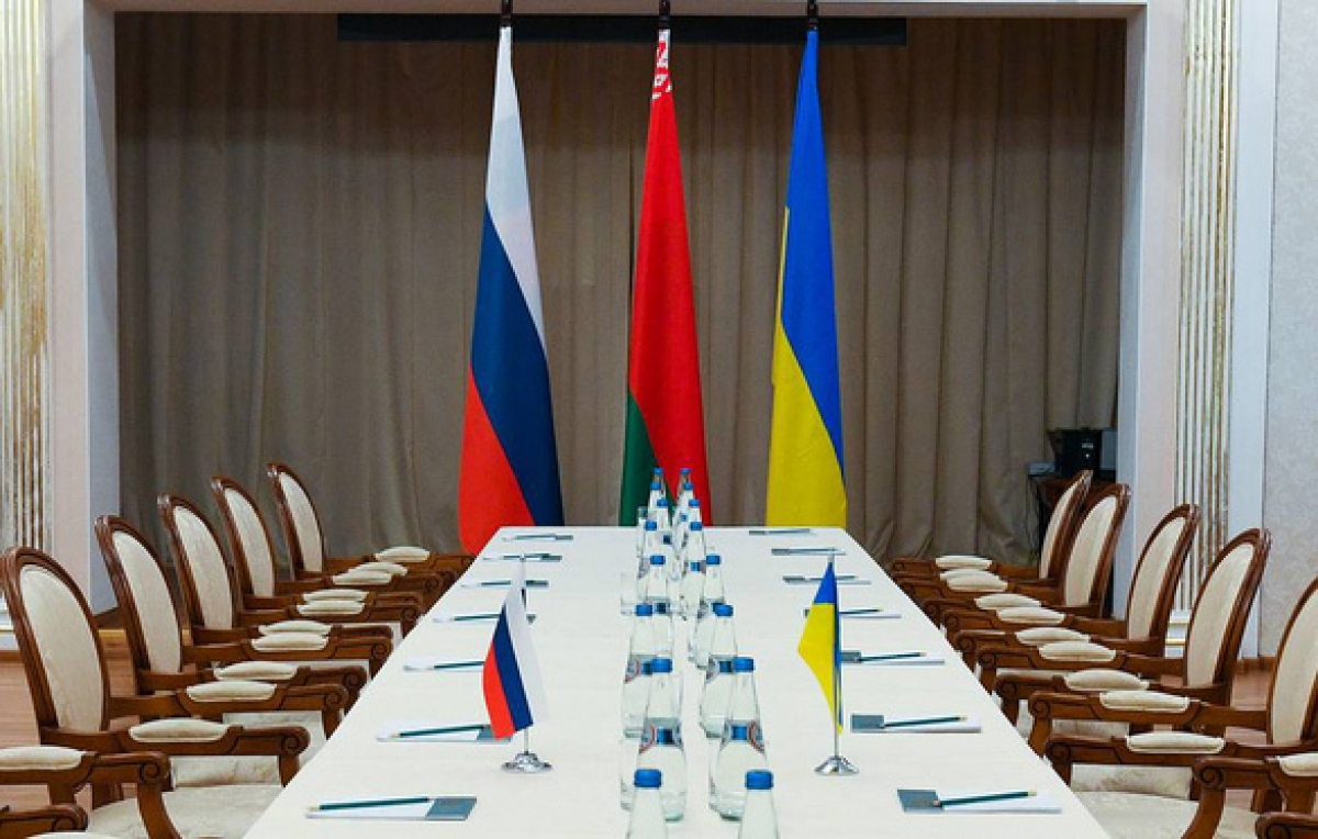 Bàn đàm phán Nga - Ukraine trong cuộc gặp đầu tiên. Ảnh: TASS