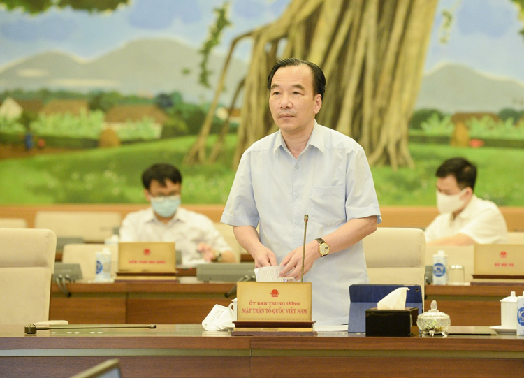Phó Chủ tịch Ủy ban Trung ương Mặt trận Tổ quốc Việt Nam Ngô Sách Thực trình bày báo cáo tại phiên họp 58 của Uỷ ban Thường vụ Quốc hội.
