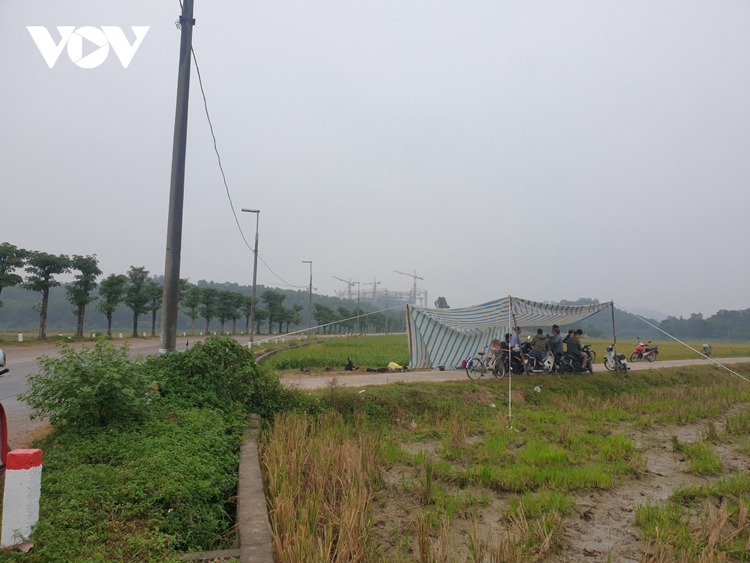 Người dân xã Nam Sơn chặn xe chở rác vào khu xử lý Nam Sơn.