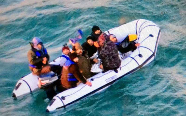 Người di cư vượt eo biển Manche sang Anh. Ảnh: Reuters
