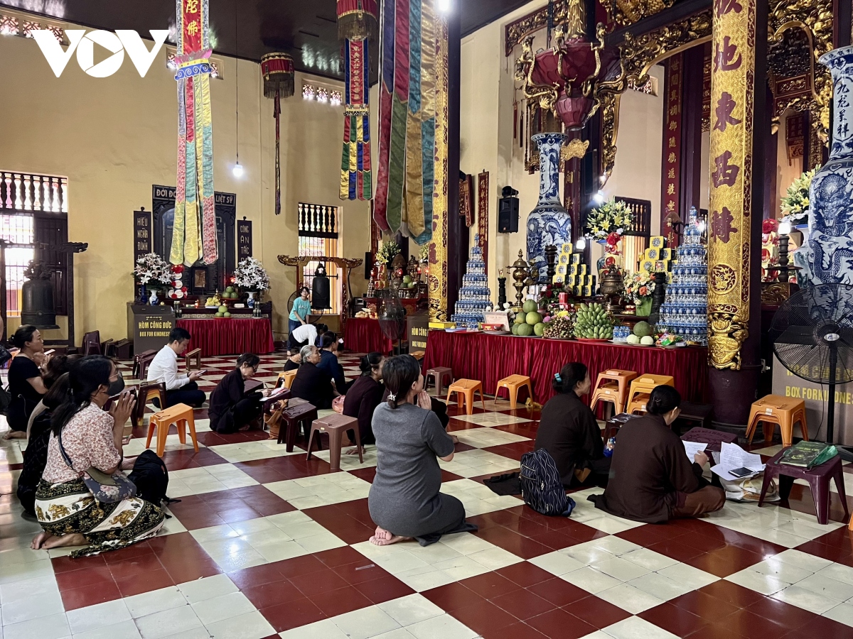 Người dân làm lễ bên trong chùa Quán Sứ nhân dịp Lễ Vu Lan.