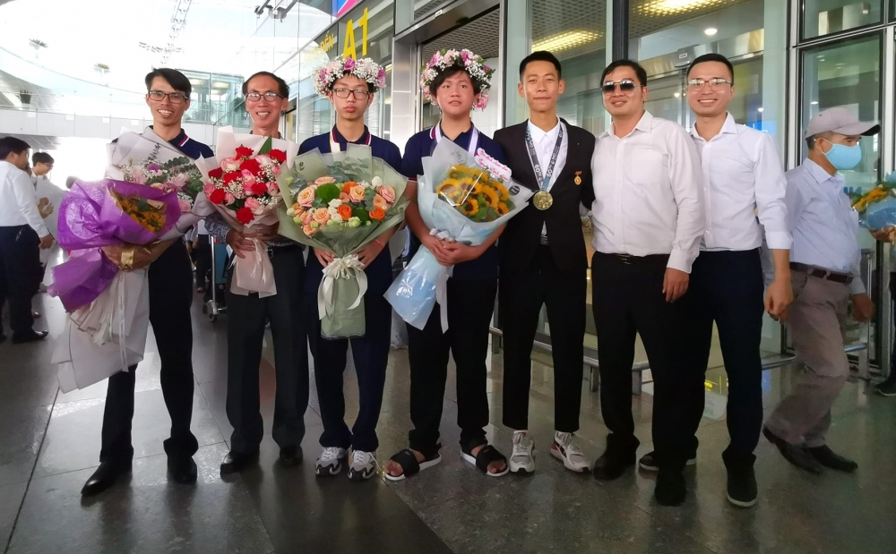 Thầy Lê Đức Thịnh (ngoài cùng bên trái) cùng các giáo viên đón các em học sinh trường THPT Chuyên Trần Phú dự Kỳ thi Olympic Toán quốc tế 2023 từ Nhật Bản trở về.