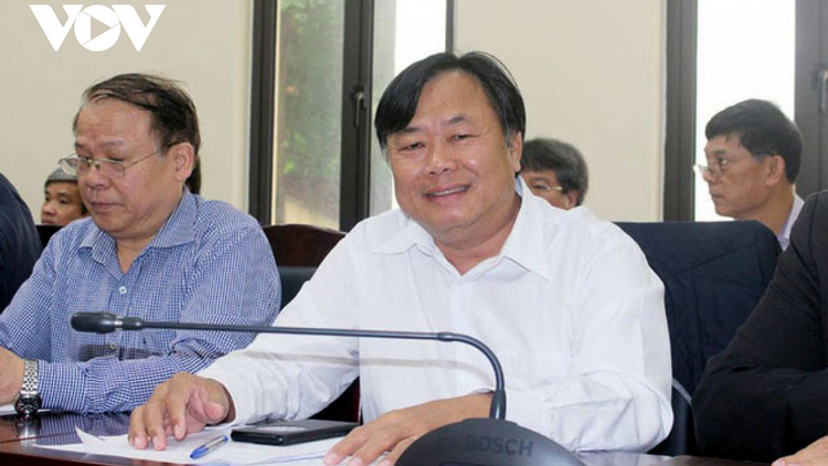 PGS.TS Nguyễn Quốc Dũng – Giám đốc Học viện Chính trị khu vực II (áo trắng).