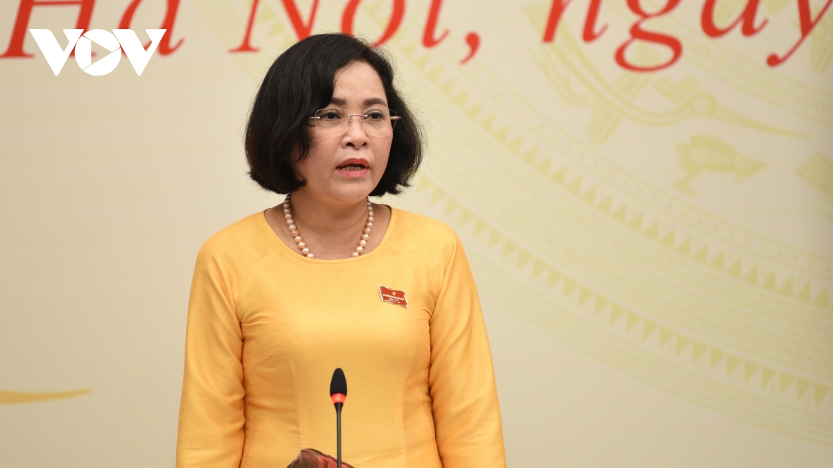 Bà Nguyễn Thị Thanh, Trưởng Ban Công tác đại biểu của Quốc hội trả lời phỏng vấn báo chí tại buổi họp báo công bố kết quả bầu cử và danh sách người trúng cử đại biểu Quốc hội khóa XV. (Ảnh: Thi Uyên).