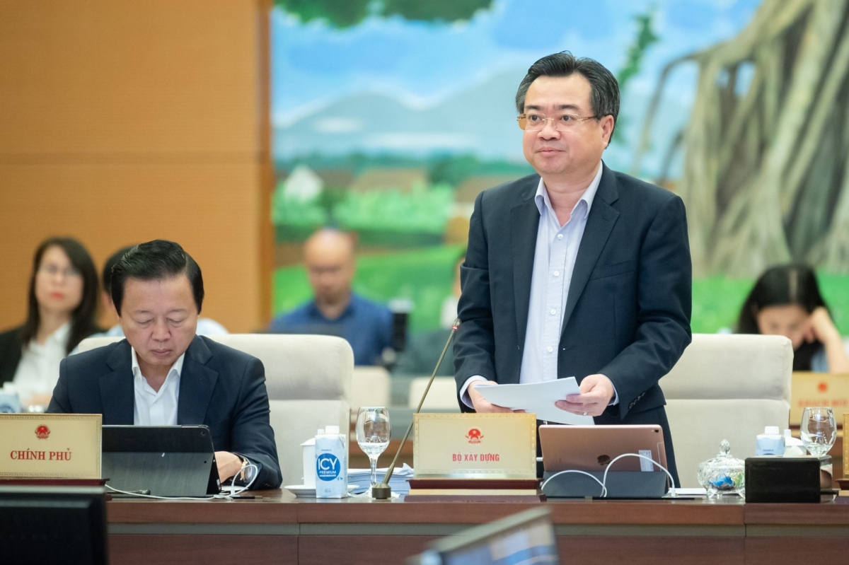 Thừa ủy quyền của Thủ tướng, Bộ trưởng Bộ Xây dựng Nguyễn Thanh Nghị trình bày tờ trình dự án Luật Kinh doanh bất động sản (sửa đổi) tại phiên họp chuyên đề pháp luật của Ủy ban Thường vụ Quốc hội.