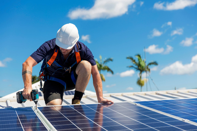 Đầu tư điện mặt trời mái nhà đã tăng chóng mặt thời gian gần đây tại các thành phố lớn. 