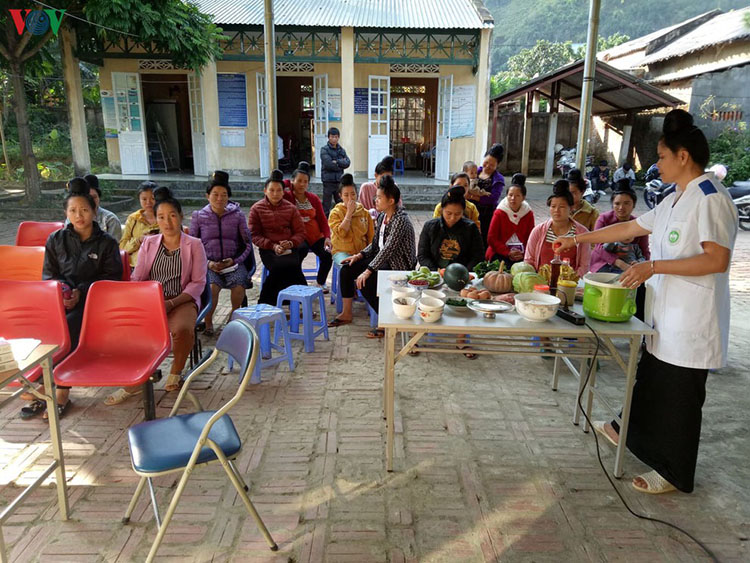 Một buổi hướng dẫn của nhân viên y tế xã Tông Lạnh, huyện Thuận Châu (Sơn La) hướng dẫn các bà mẹ người dân tộc Thái về bữa ăn dinh dưỡng cho trẻ (thời điểm trước khi xảy ra dịch Covid-19). 