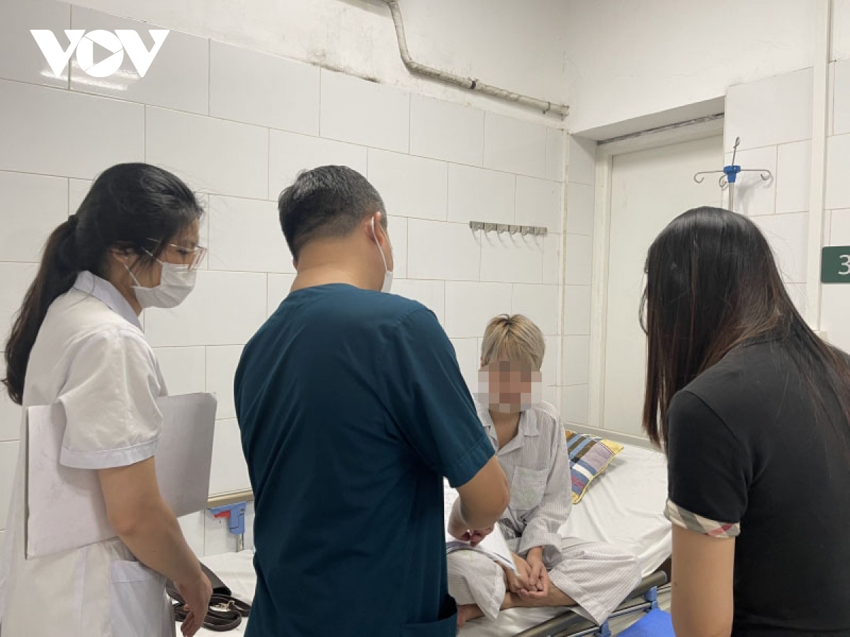 Nam bệnh nhân 23 tuổi quê Thái Bình bị sốc ma tuý sau khi hút thuốc lá điện tử.