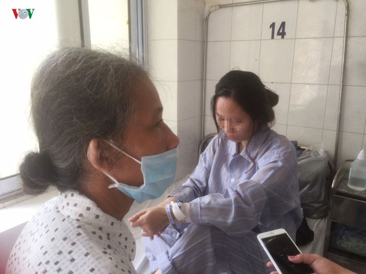 Bệnh nhân mắc sốt xuất huyết đang được điều trị tại Bệnh viện Bệnh Nhiệt đới Trung ương. 
