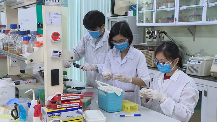 Nhóm nghiên cứu Viện Công nghệ sinh học chế tạo bộ Kit phát hiện Sars-CoV-2 đạt chuẩn WHO. (Ảnh: Viện Hàn lâm KHCN Việt Nam)