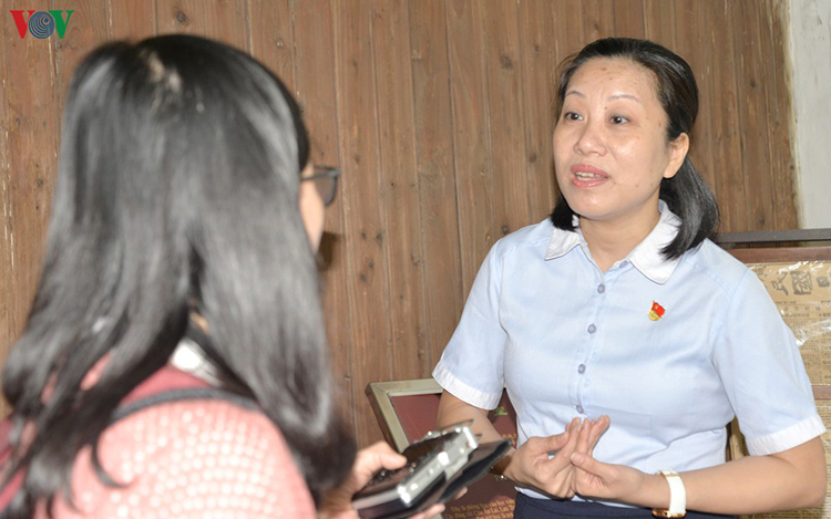 Chị Nhung Úy trả lời phỏng vấn phóng viên VOV.