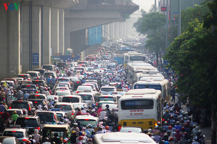 Phương tiện giao thông quá lớn trong khi chưa kiểm soát được chất lượng khí thải cũng là nguyên nhân gây ô nhiễm không khí.