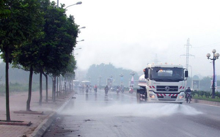 Trước đó thành phố Hà Nội đã quyết định dừng tưới nước rửa đường từ tháng 2/2017.