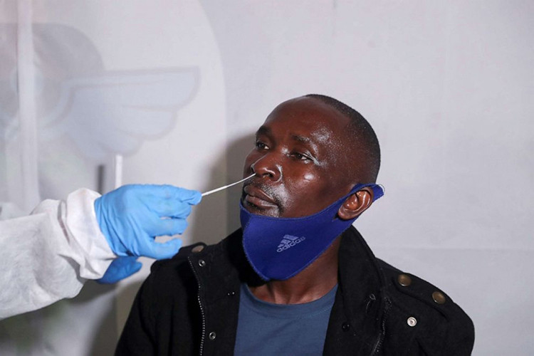 Nhân viên y tế lấy dịch xét nghiệm Covid-19 của một hành khách tại sân bay Johannesburg, Nam Phi ngày 28/11, trong bối cảnh biến thể mới Omicron khiên nhiều nước lo ngại. Ảnh: Reuters
