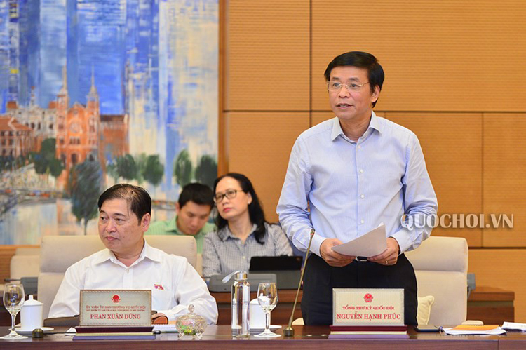 Tổng Thư ký Quốc hội Nguyễn Hạnh Phúc trình bày báo cáo sáng 17/10. Ảnh: Quochoi.vn