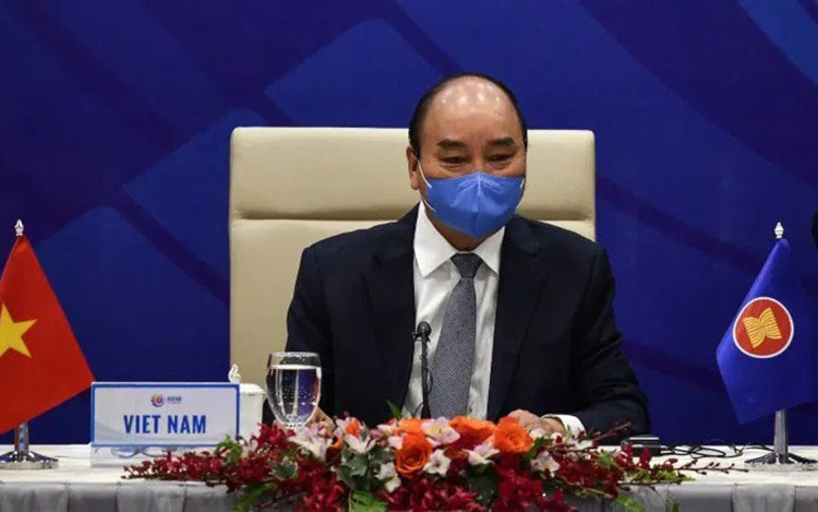 Thủ tướng Việt Nam Nguyễn Xuân Phúc đeo khẩu trang tại một hội nghị trực tuyến của ASEAN về đại dịch Covid-19, vào ngày 14/4/2020. Ảnh: AFP.