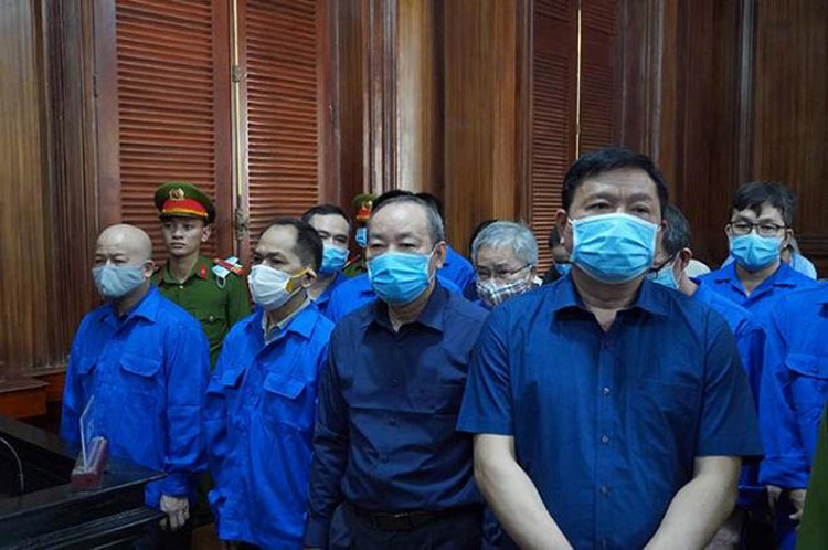 Bị cáo Đinh La Thăng, Nguyễn Hồng Trường và các bị bị cáo khác tại phiên tòa sáng 14/12.