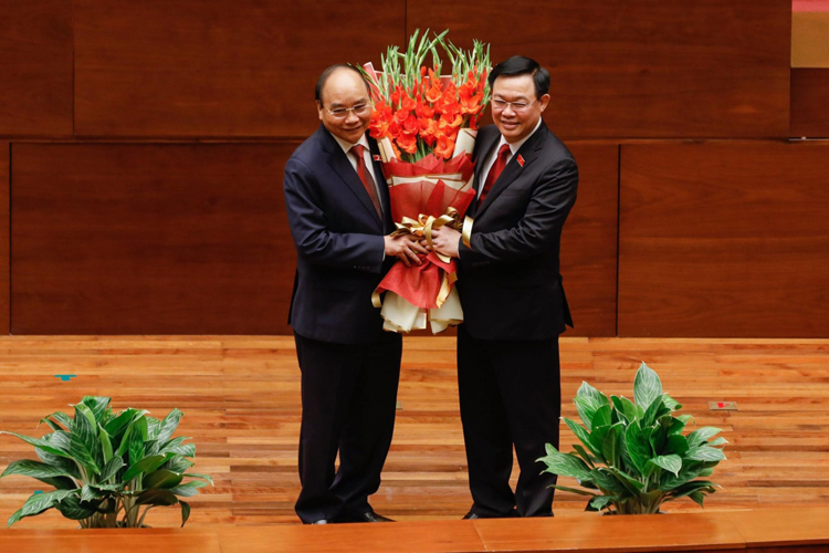 Chủ tịch Quốc hội Vương Đình Huệ tặng hoa Chủ tịch nước Nguyễn Xuân Phúc. 