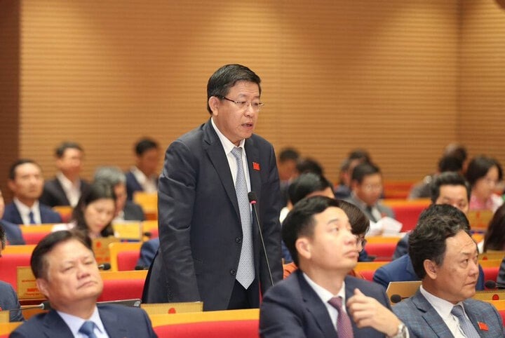 Phó Chủ tịch UBND thành phố Hà Nội Dương Đức Tuấn trả lời chất vấn.