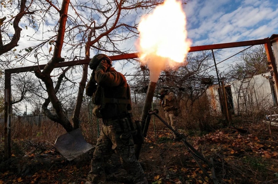 Binh lính Ukraine khai hỏa súng cối về phía Nga ở Avdiivka. Ảnh: Reuters