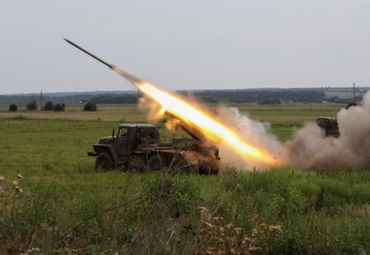 Pháo phản lực MB21 Grad của quân đội Nga khai hỏa ngày 12/8 tại tiền tuyến ở tỉnh Kharkov. Ảnh: Reuters.