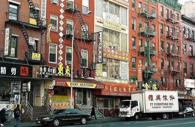 Phố người Hoa tại New York những năm 1990.