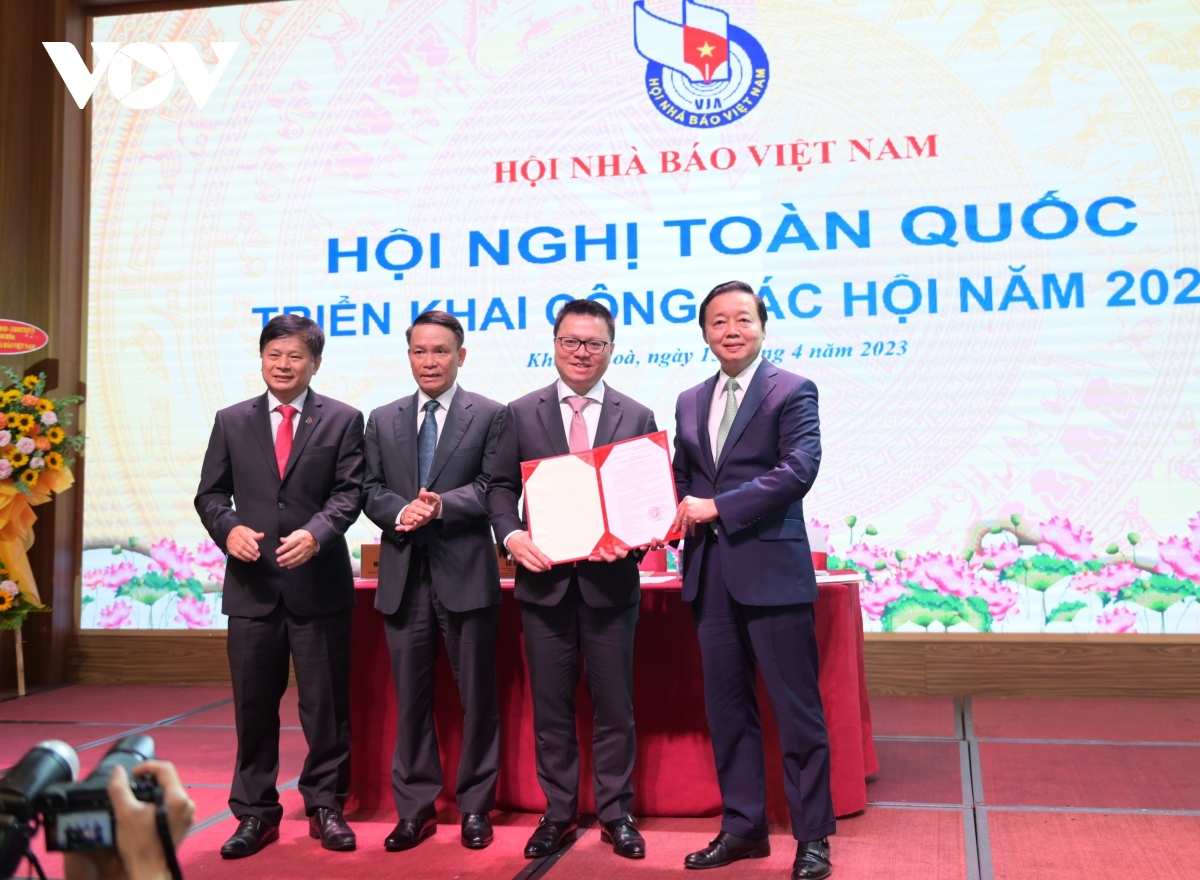 Phó Thủ tướng Trần Hồng Hà trao quyết định phê duyệt Điều lệ Hội Nhà báo Việt Nam cho thường trực Hội Nhà báo Việt Nam.